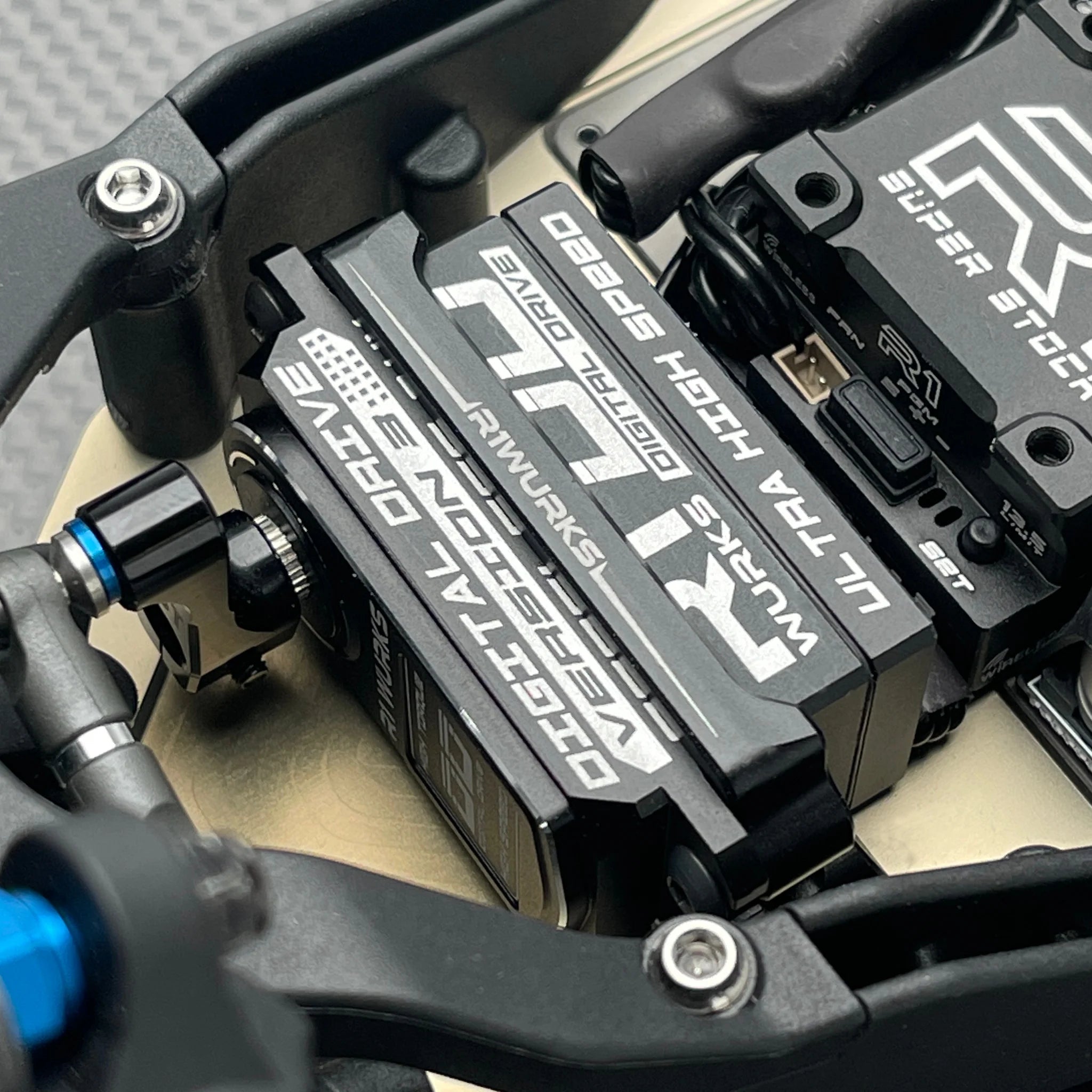 R1 Wurks 900049 B7 Lightweight Monoblock Servo Mount (Aluminum)