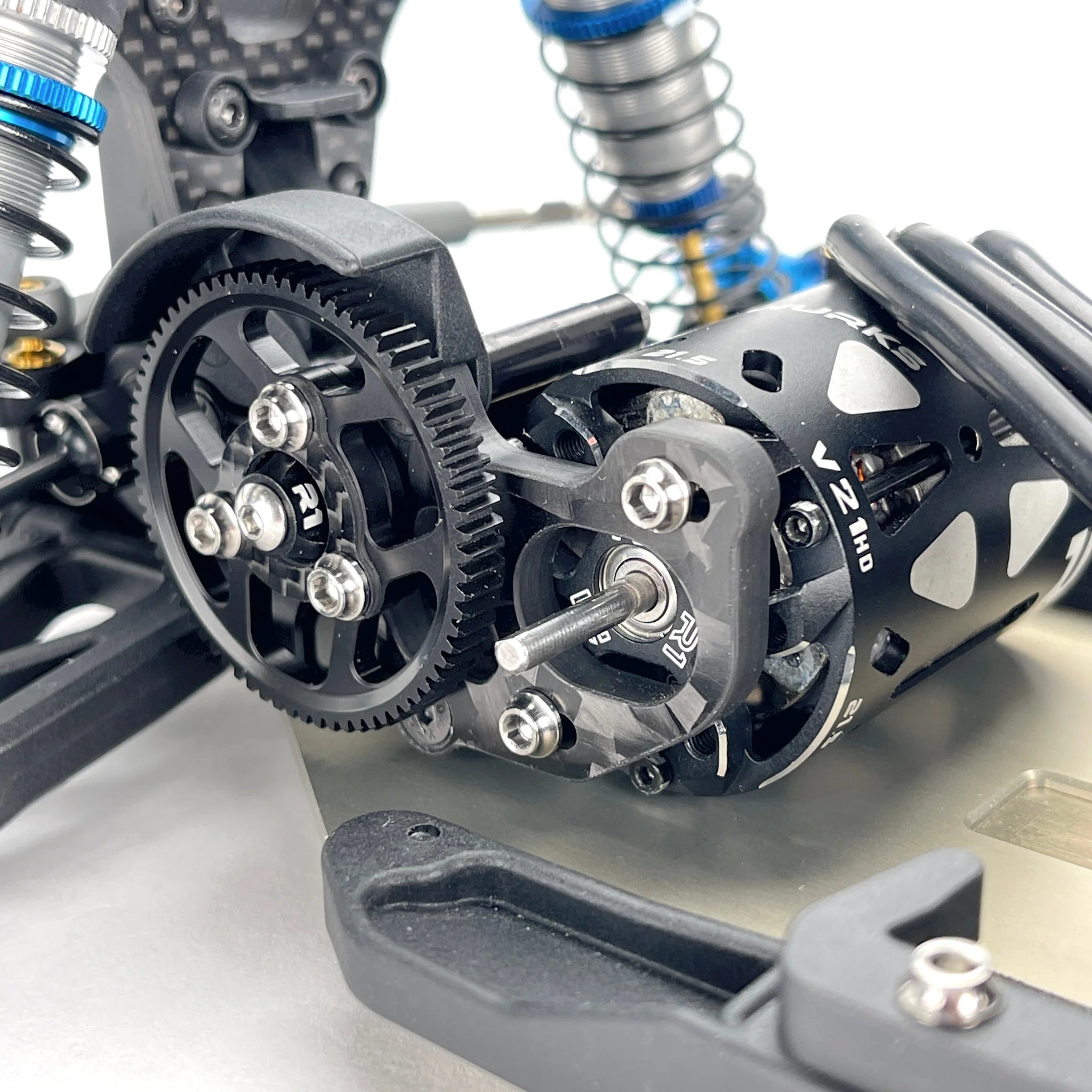 R1 Wurks 900079C Top Support Motor Mount (Carbon Fiber)