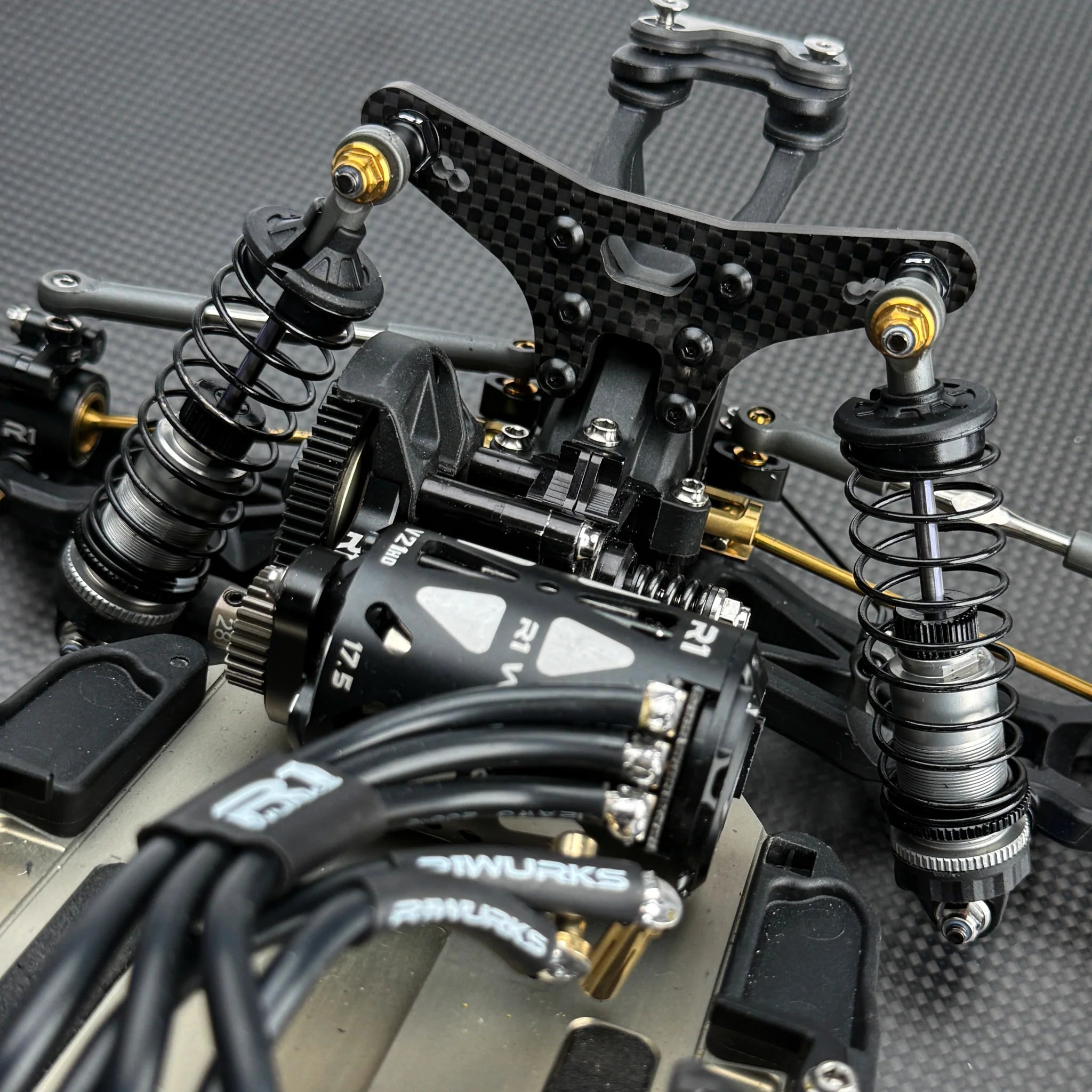 R1 Wurks 900154 Lowered Rear Tower Set, Inverted Rear Shocks for B7