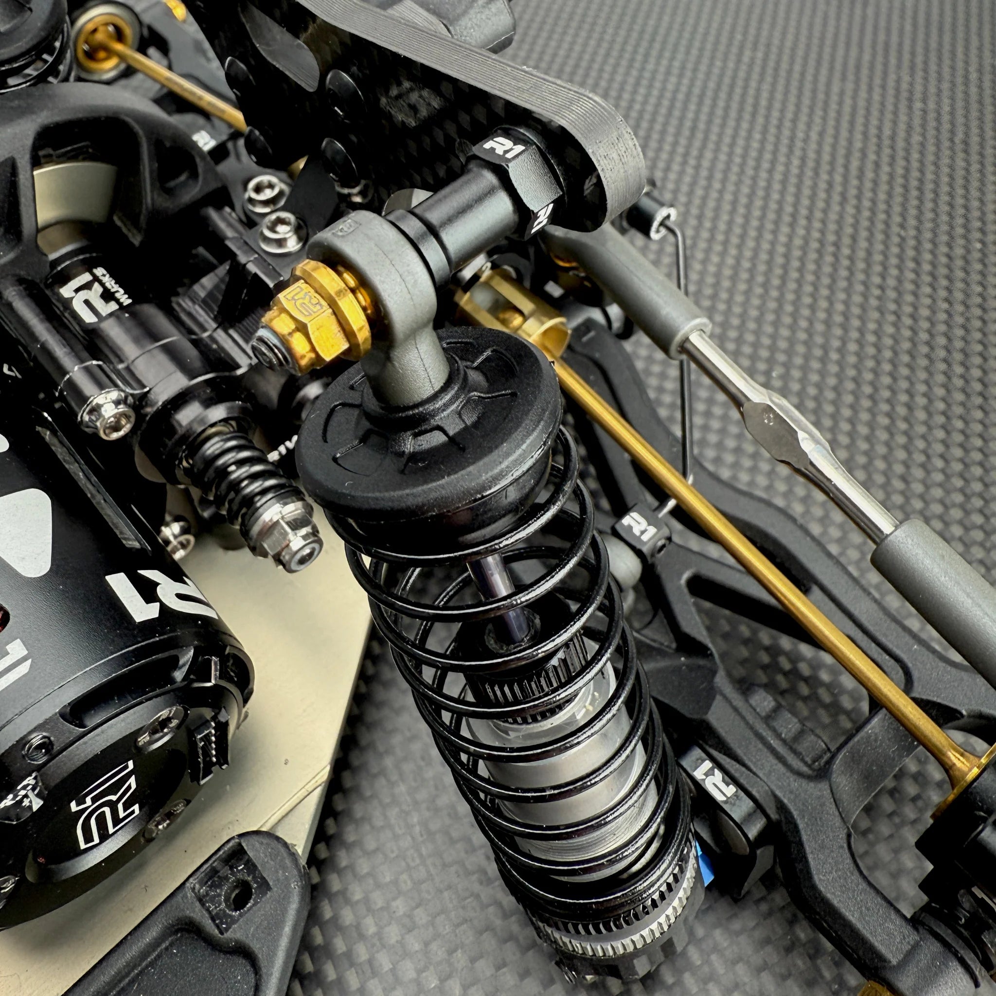 R1 Wurks 900154 Lowered Rear Tower Set, Inverted Rear Shocks for B7