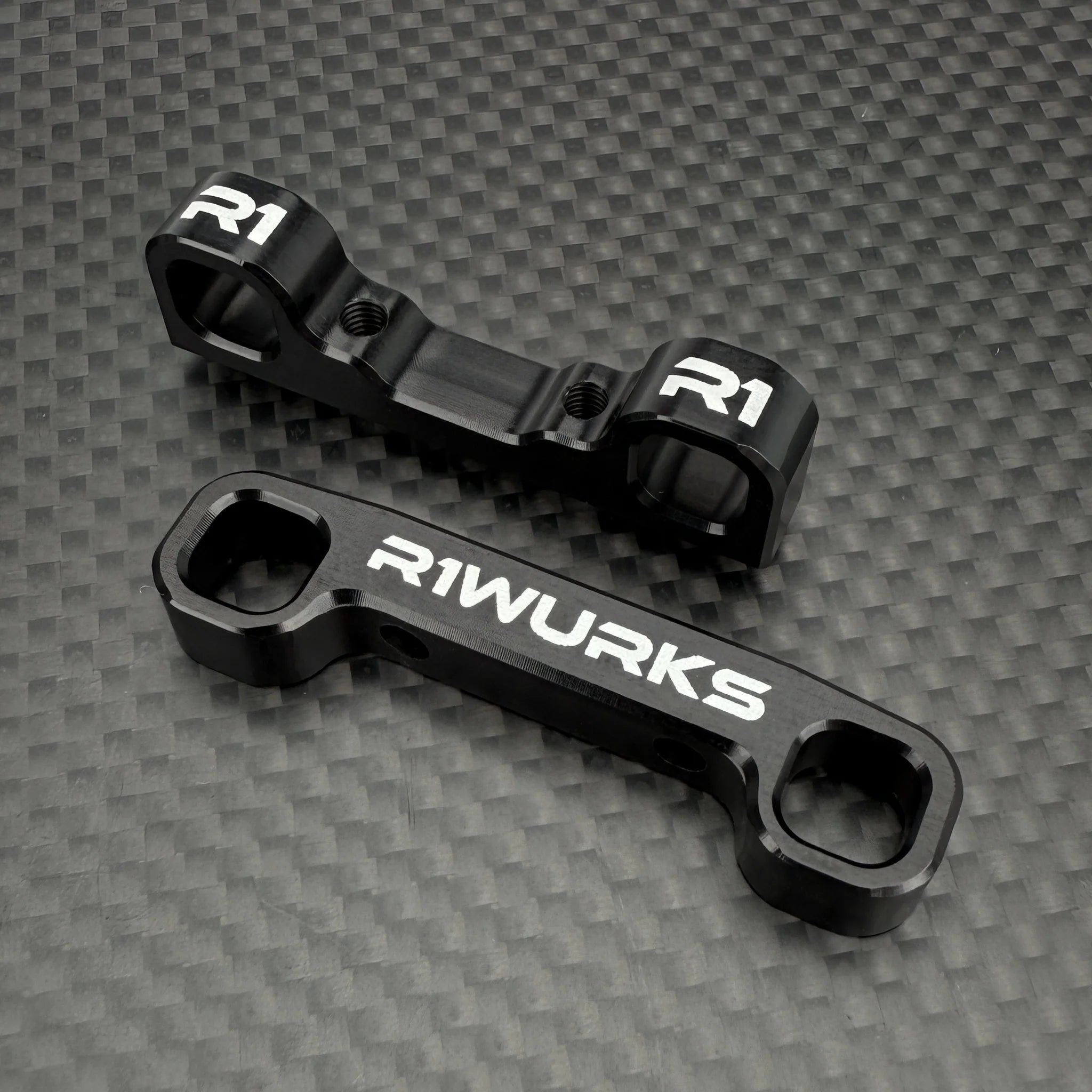 R1 Wurks 900272 Aluminum LRC Rear Arm Mount Set for B84