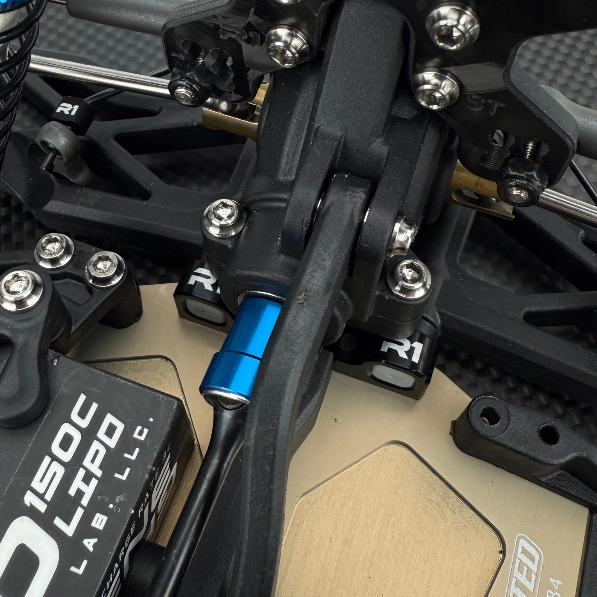 R1 Wurks 900272 Aluminum LRC Rear Arm Mount Set for B84