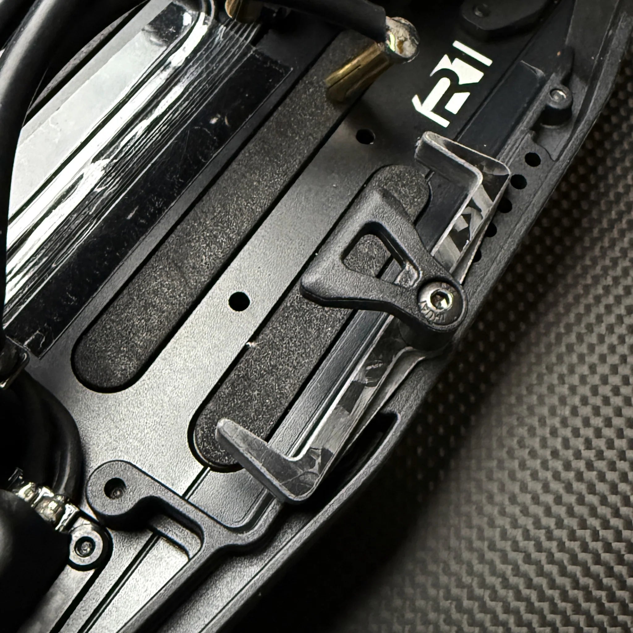 R1 Wurks 920271 R1B Transverse Battery Mount, Carbon Fiber